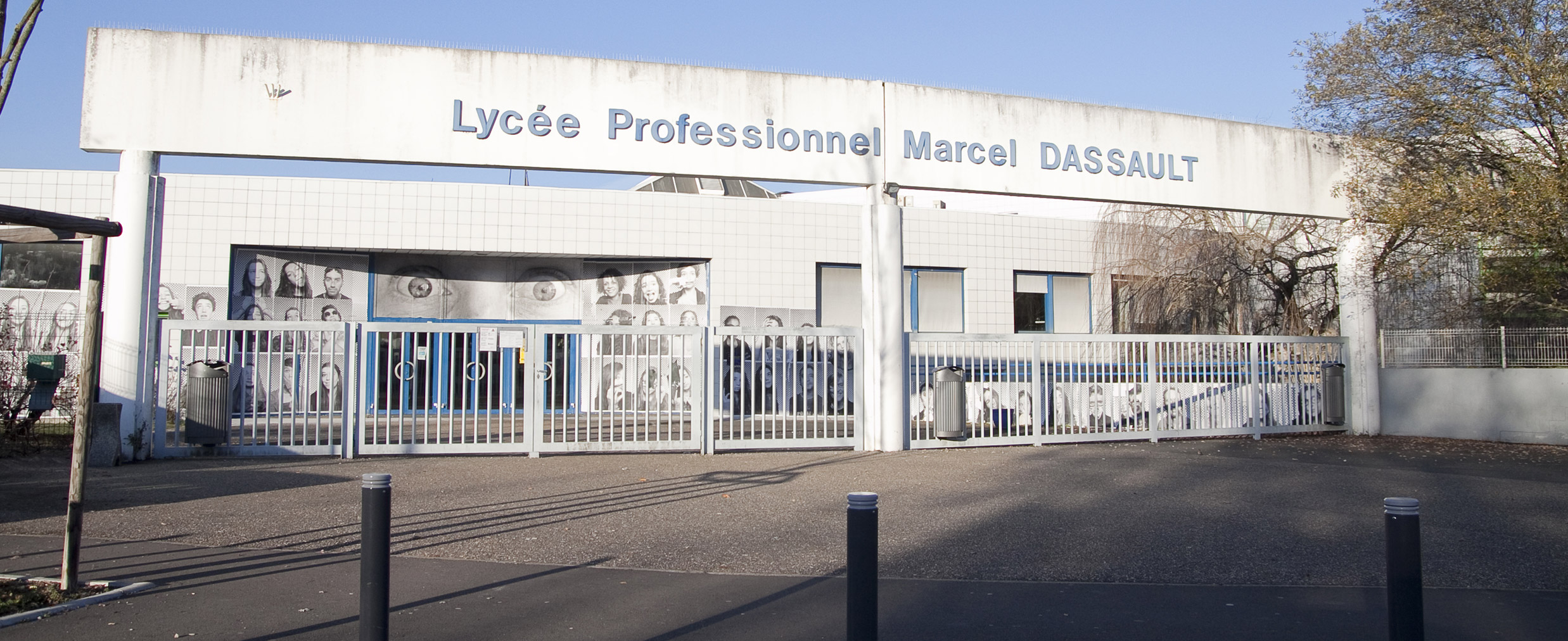 Entrée principale et façade du lycée Marcel Dassault à Mérignac