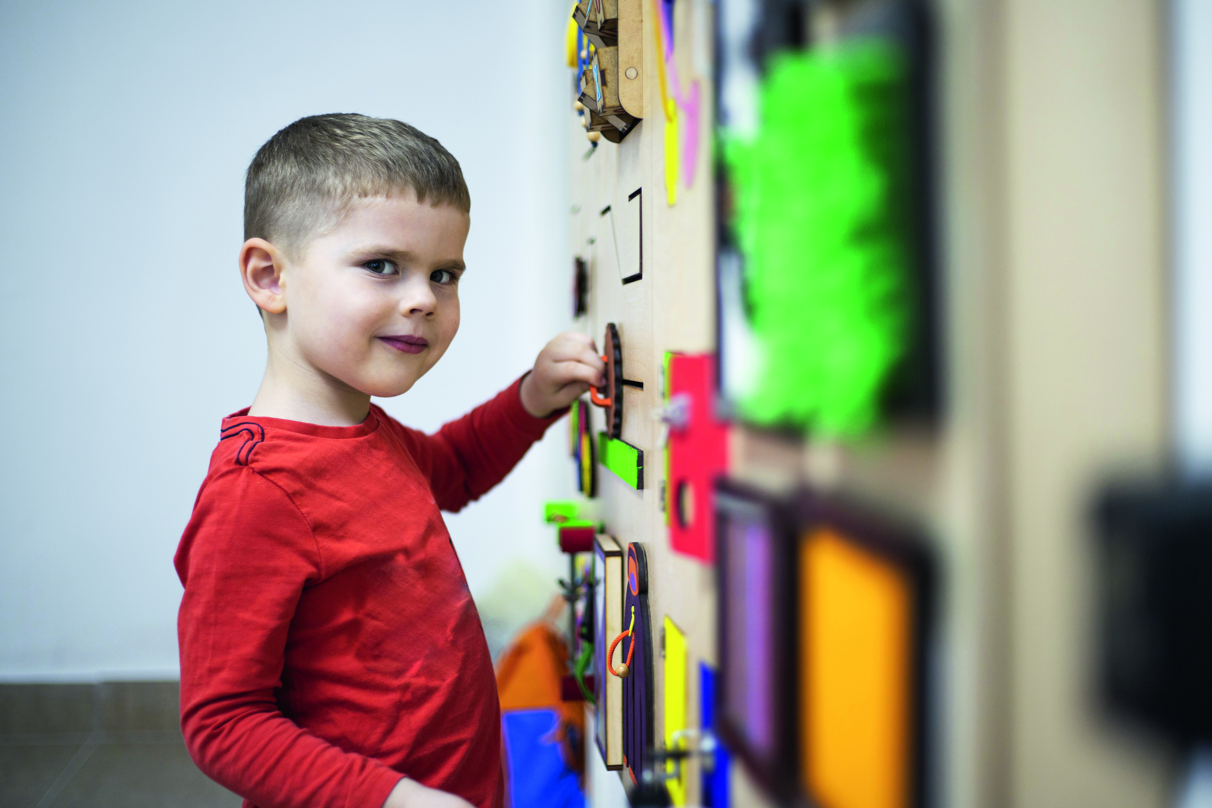 Enfant jouant avec des jouets.