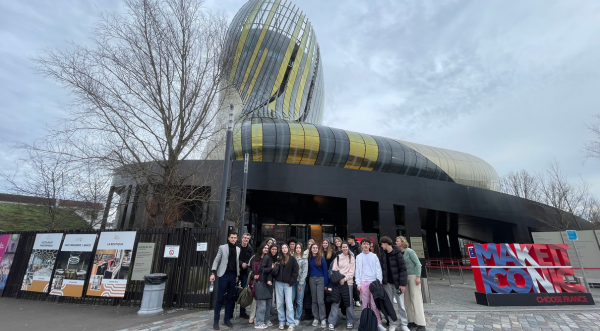 Elèves devant la cité du vin